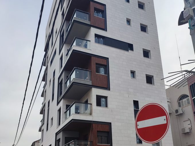 להשכרה דירת 3 חדרים חדשה במרכז רמת גן! עם חניה, ממ”ד ומרפסת שמש